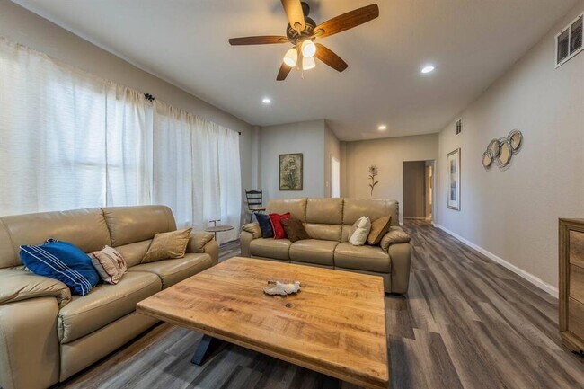 Building Photo - 1212 N Main St