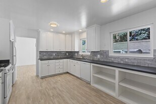Building Photo - 208 Ravenswood Ave