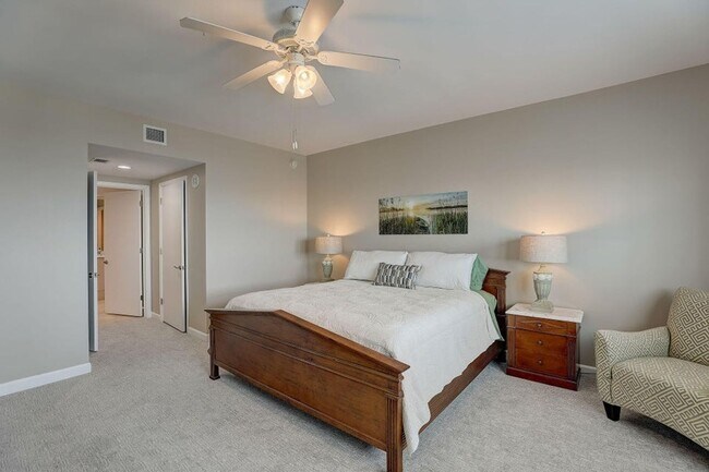 Building Photo - 2650 Lake Shore Dr