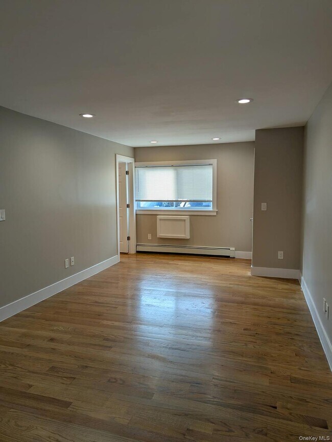 Building Photo - 1735 N Gardiner Dr
