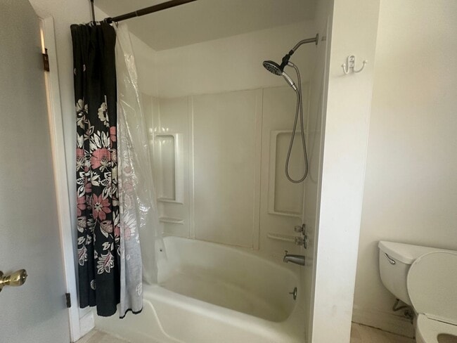 Building Photo - $200 discount for first month rent