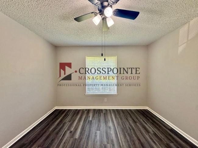 Building Photo - 2 Bedroom 1.5 Bathroom Triplex in Tyler!