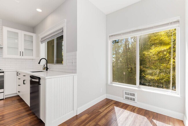 Building Photo - Lovely 3 Bedroom Townhome - Attached Garage