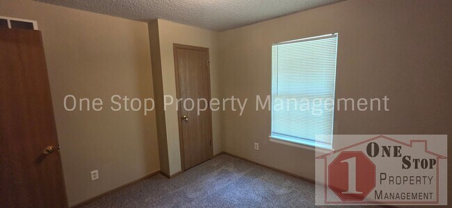 Building Photo - 3 Bedroom 2 Bathroom Duplex with 1 car garage in KCMO