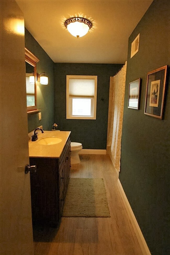 Main bath with tub - 61 Cornell Blvd