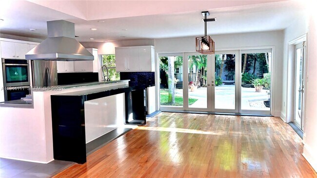 Building Photo - 2301 S Miami Ave