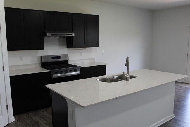 Building Photo - Beautiful 5 BR in Danville!