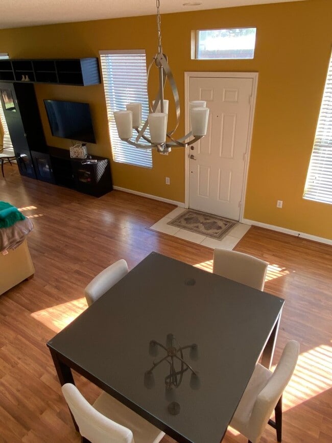 Building Photo - Fully Furnished Town House 3 Bedroom/2.5 B...