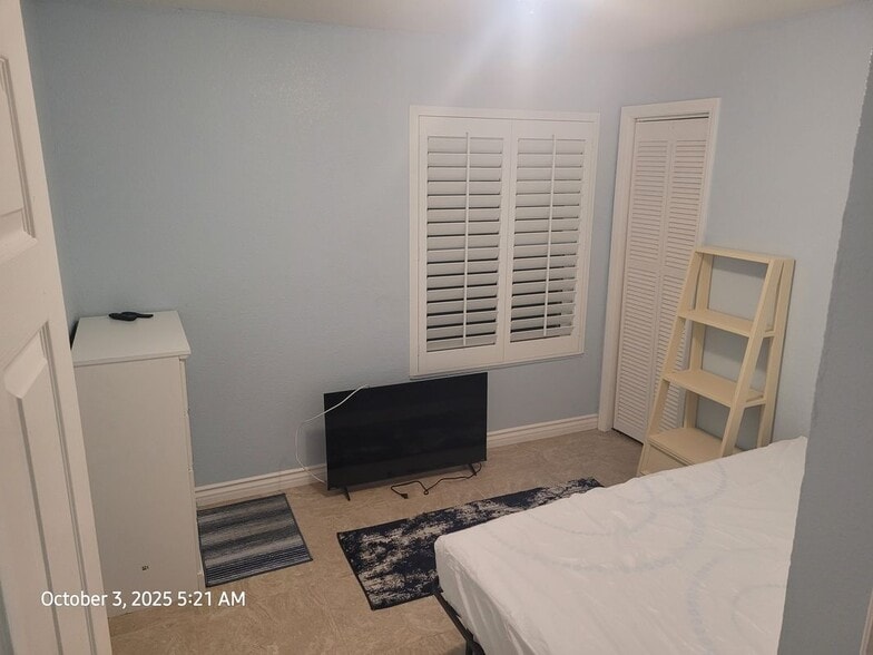 Building Photo - 219 Elm St