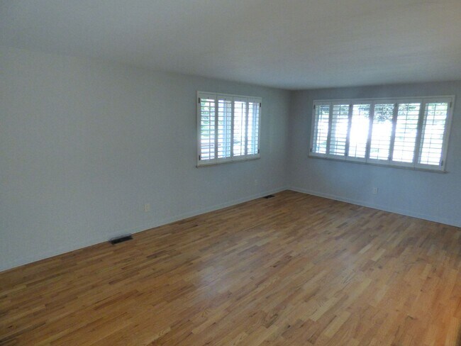 Building Photo - $0 DEPOSIT OPTION! RANCH STYLE HOME IN PRIME VIRGINIA VILLAGE!!!