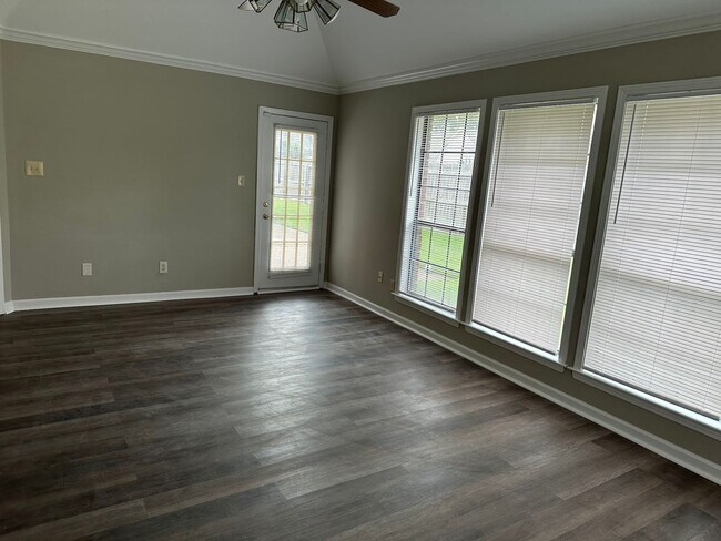 Building Photo - 8218 Clinton Way Cove
