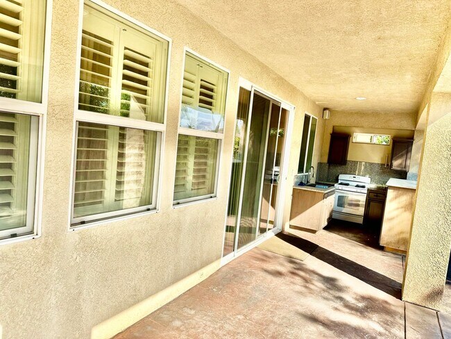 Building Photo - HUGE 5/3 Sanger Home with SOLAR