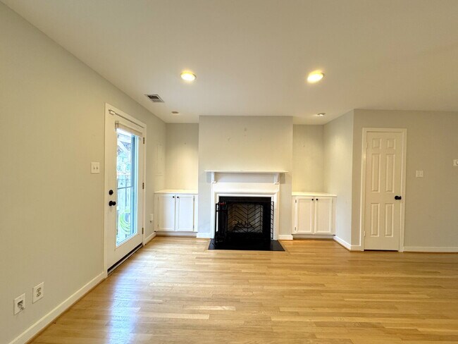Building Photo - Premier Del Ray Townhome: Steps from The Avenue