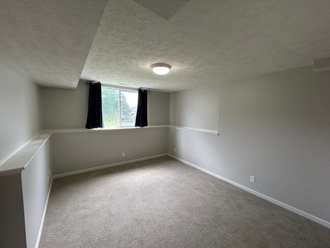 Building Photo - Beautiful Townhome in the popular Vavrina ...