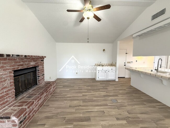 Building Photo - Wonderful Orangevale 4bd/2ba Home with 2 Car Garage!