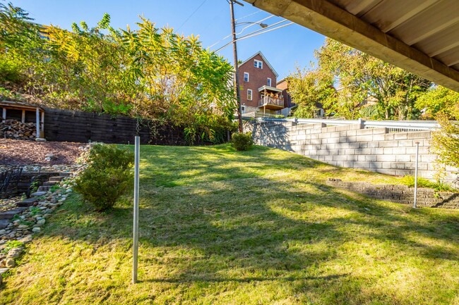 Building Photo - AVAILABLE SEPT 1ST!! GORGEOUS 3 BEDROOM IN...