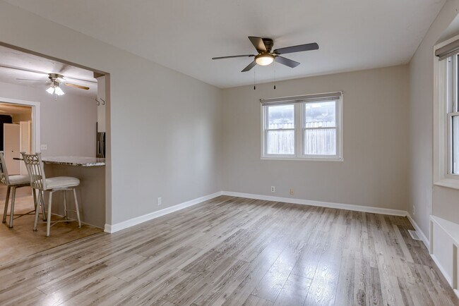 Building Photo - Must See Updated Bellevue Home!!