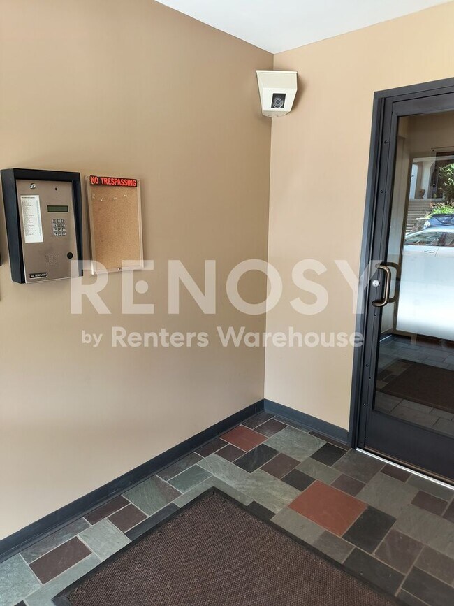 Building Photo - Available June 10th 2 Bedroom 1 Bath Condo in Minneapolis