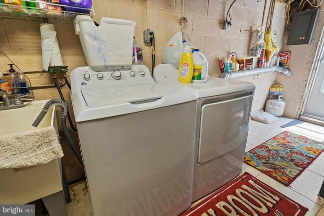 Building Photo - 2874 Tolbut St