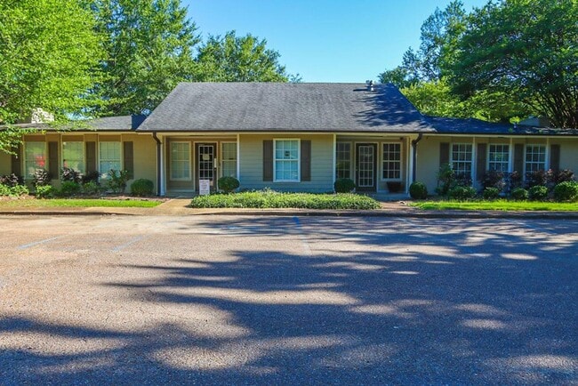 Building Photo - 2 Bedroom 1 Bath Apartment Close to Campus!