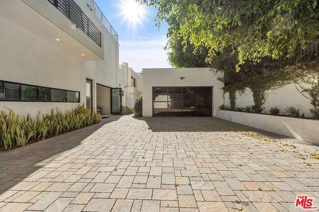 Building Photo - 1621 N Fairfax Ave