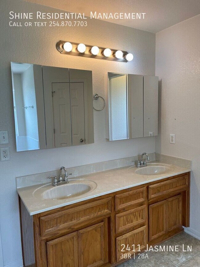 Building Photo - 2411 Jasmine Ln