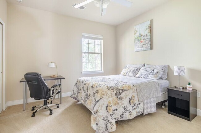 Building Photo - Fully Furnished 3-Bedroom/3-Bath Townhome