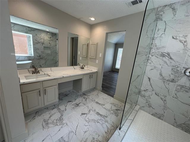 Building Photo - 1581 Glenmore Dr