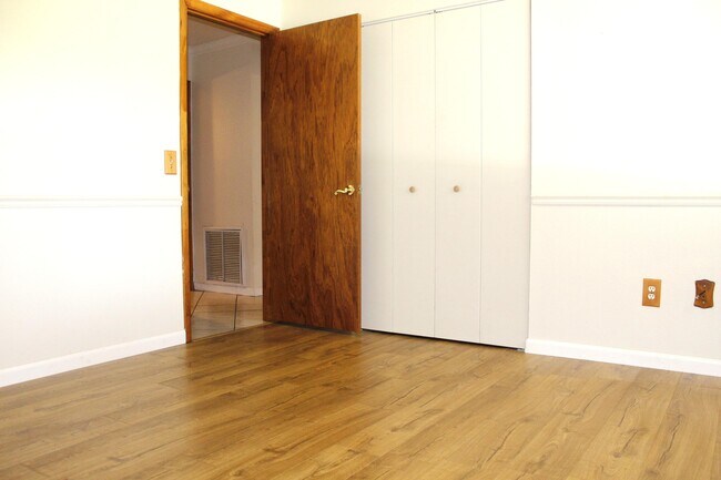 Building Photo - 421 Nogales Ave NE