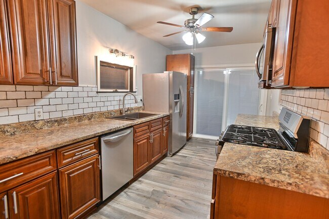 Building Photo - Charming 2 Bedroom on Grand St with Bonus Room