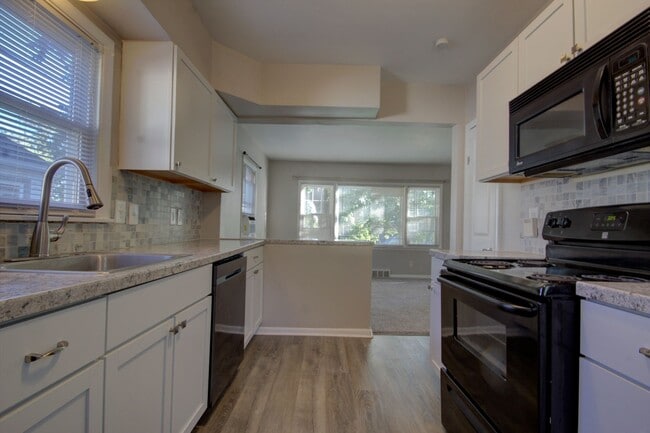 Building Photo - 2 Bed Bettendorf Home