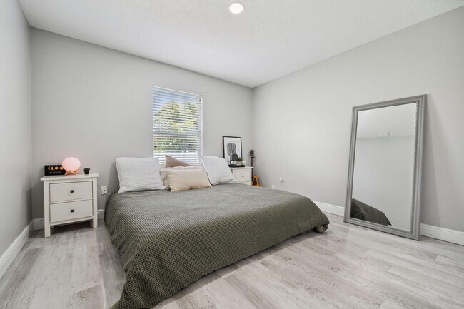 Building Photo - 249 SW Aubudon Ave