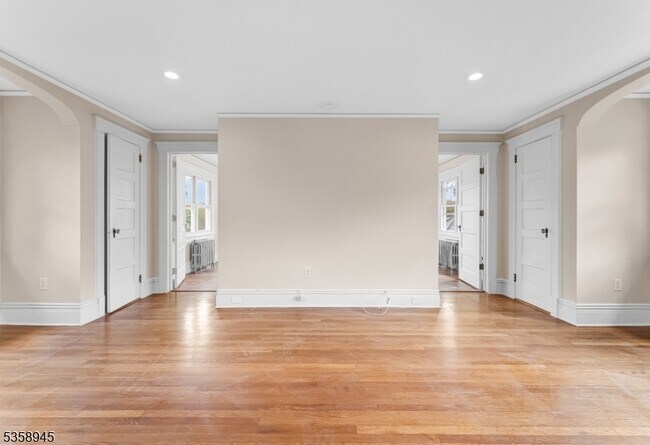 Building Photo - 6 Van Dyke Pl