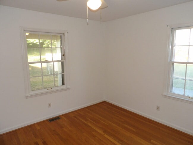 Building Photo - 837 Malabu Dr