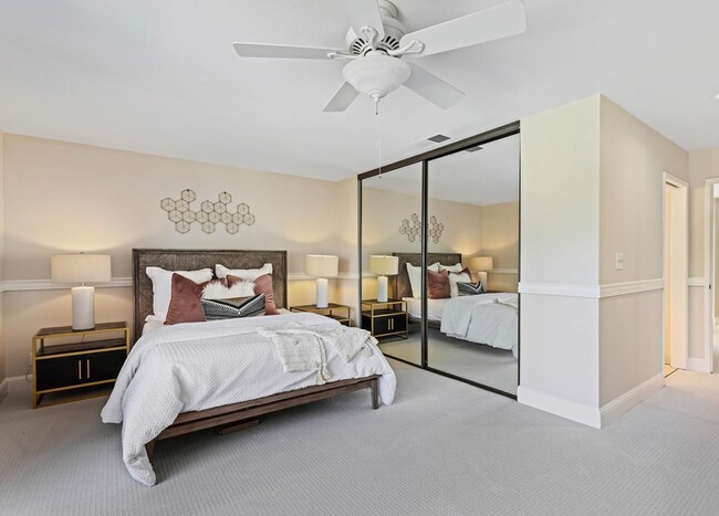 Building Photo - Updated Townhome in Sought After Walnut Creek Community ! Close To Restaurants & Shops !