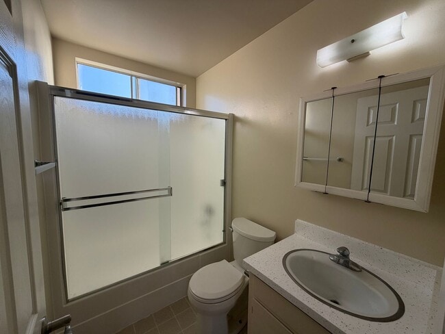 Building Photo - Wonderful 1 Bedroom 1 Bath Upstairs Corner Unit