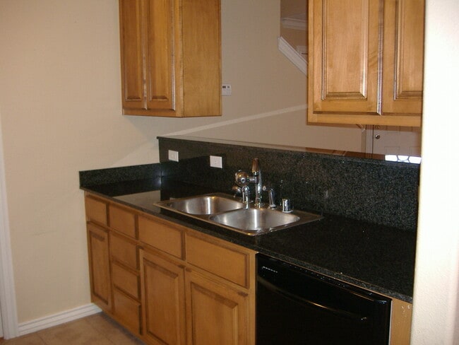 Building Photo - ***898 Oakwood***