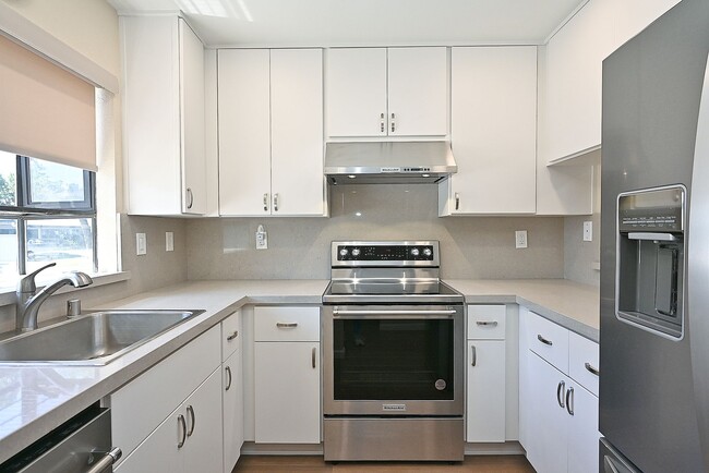 Building Photo - $3190 -- Beautifully Remodeled Townhome in...