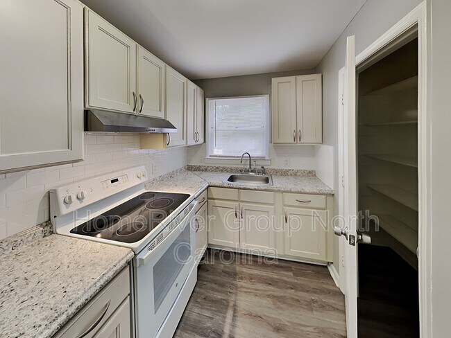 Building Photo - 1847 Boulevard St