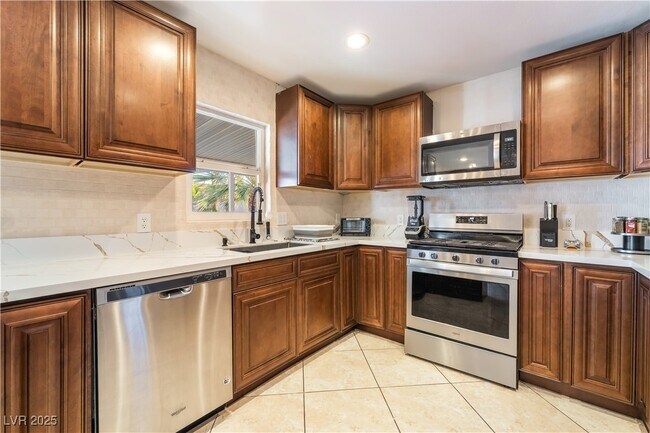 Building Photo - 2419 E Vegas Valley Dr