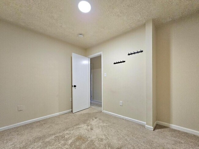 Building Photo - 8561 Southlawn Ct