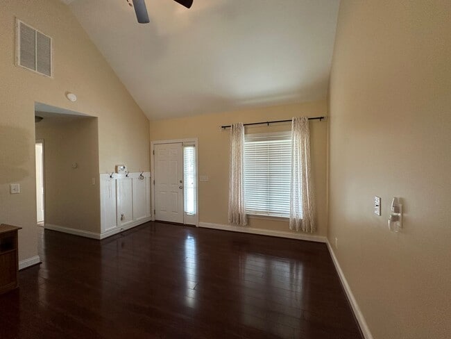 Building Photo - Inviting 3 Bed 2 Bath House