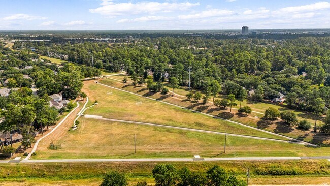 Building Photo - 16030 Summerville Lake Dr