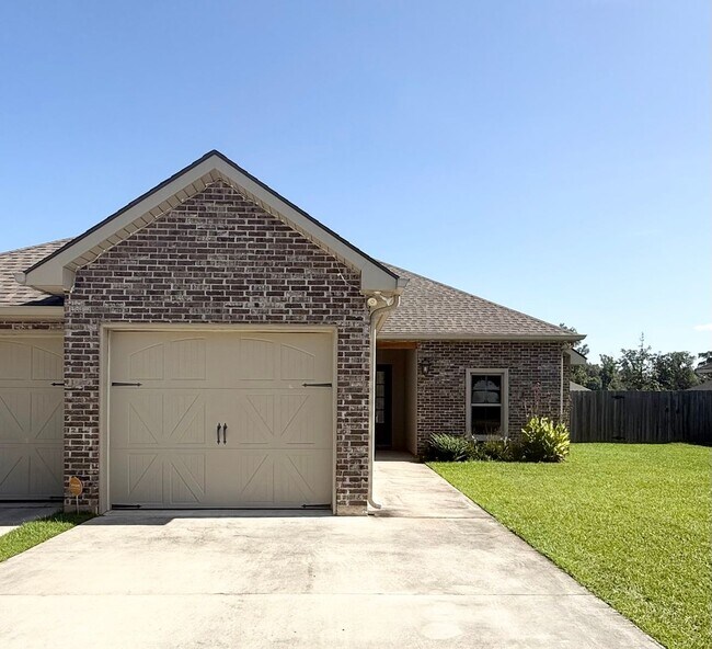 Building Photo - Adorable Townhome!
