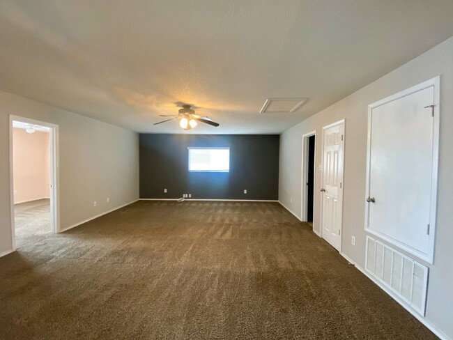 Building Photo - $300 OFF 1ST MONTH RENT IF YOU MOVE IN WIT...