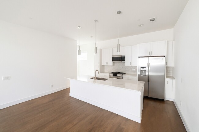 Building Photo - 1931 N Prairie Ave