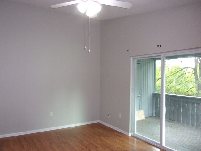 Building Photo - 2 Bedroom 1 Bath Condo with Private Deck in Hunters Chase