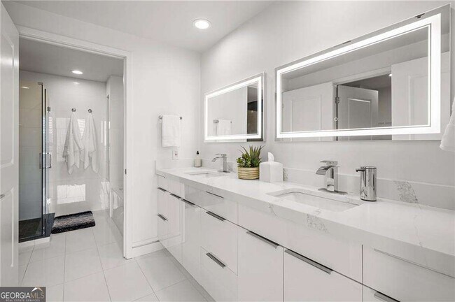 Building Photo - 3338 Peachtree Rd