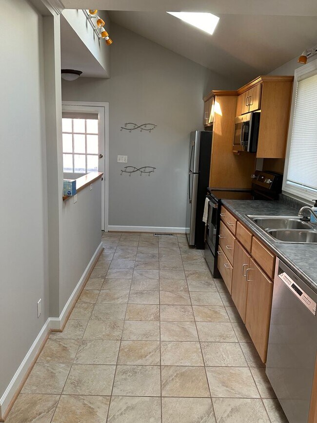 Building Photo - Charming 3 BR, 2.5 Ba house in a great location in town on a quiet cul de sac