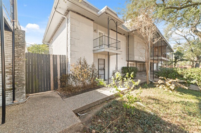 Building Photo - 3300 Yorktown St